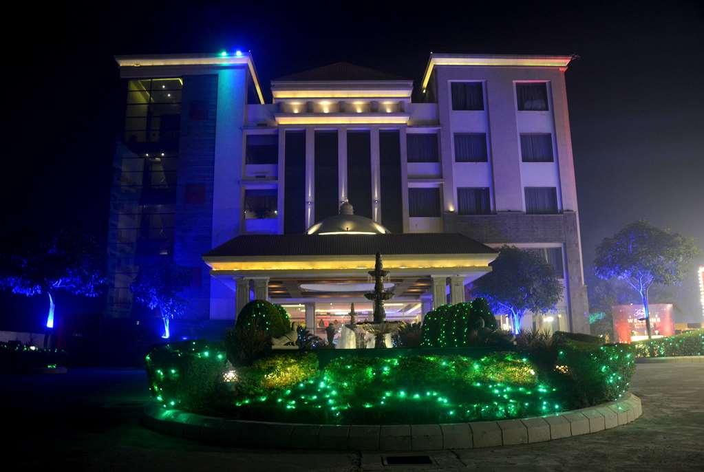 Ramada By Wyndham Varanasi Katesar Chandauli 外观 照片