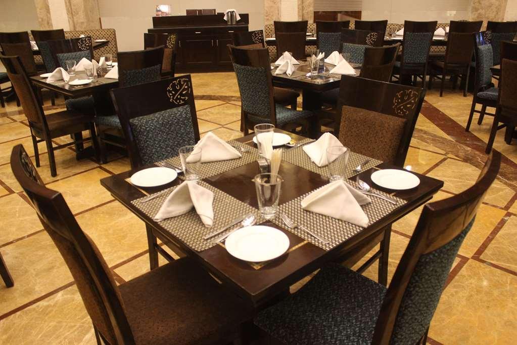 Ramada By Wyndham Varanasi Katesar Chandauli 餐厅 照片